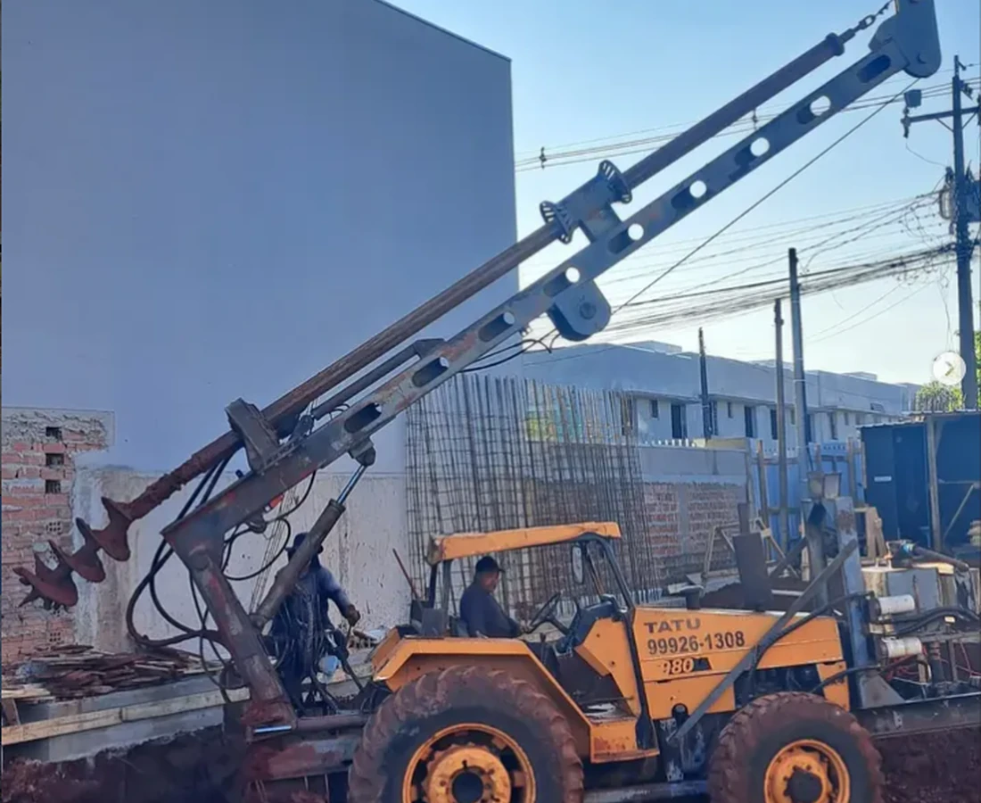 Máquina da Tatu Fundações atuando em obra